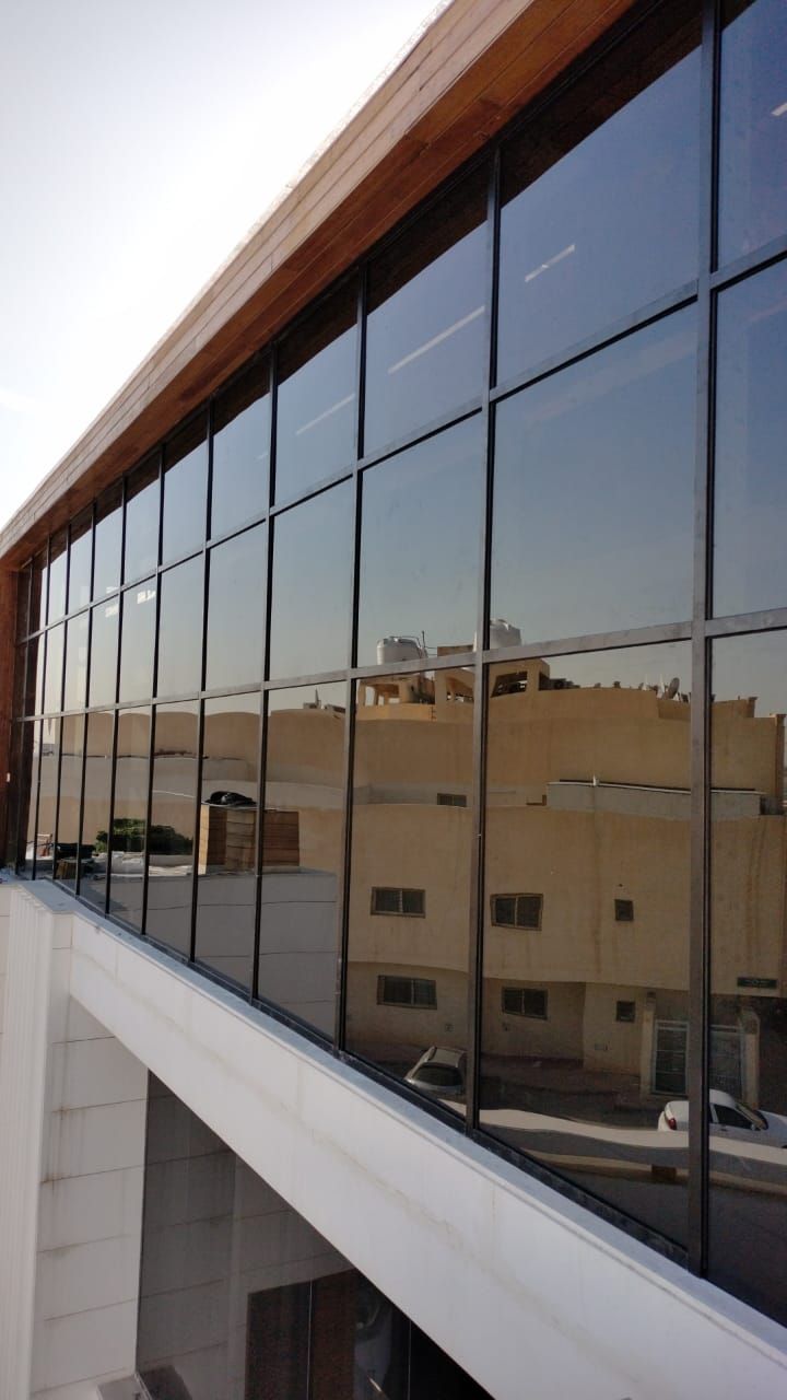 تركيب وتوريد زجاج سيكوريت للمباني والفلل بالرياض