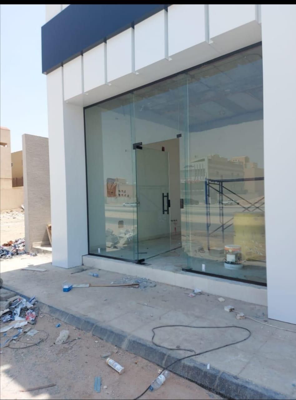 تركيب أبواب زجاج سيكوريت للمحلات والمكاتب بتصميم عصري في الرياض
